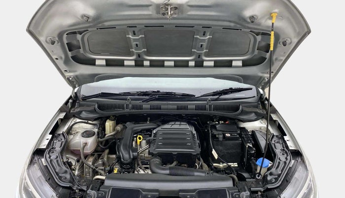 2023 Volkswagen VIRTUS TOPLINE TSI 1.0 MT, Petrol, Manual, 30,573 km, Open Bonet