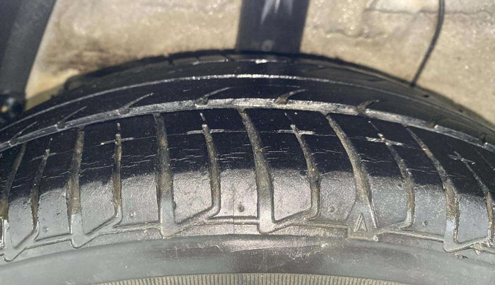 2015 Hyundai Xcent SX 1.2 (O), Petrol, Manual, 21,966 km, Right Rear Tyre Tread