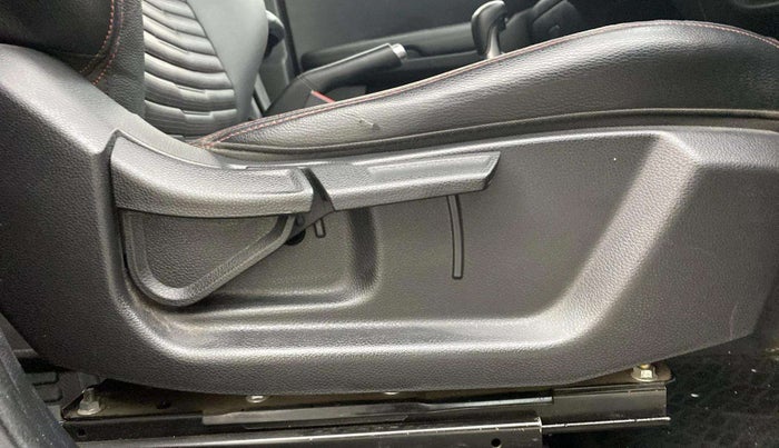 2021 KIA SONET GTX PLUS 1.0 IMT DUAL TONE, Petrol, Manual, 49,016 km, Driver Side Adjustment Panel