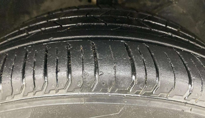 2021 Toyota Glanza V, Petrol, Manual, 1,21,586 km, Right Front Tyre Tread