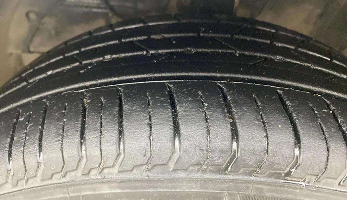 2021 Toyota Glanza V, Petrol, Manual, 1,21,586 km, Left Front Tyre Tread