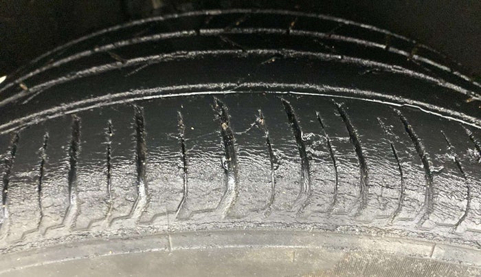 2021 Toyota Glanza V, Petrol, Manual, 1,21,586 km, Right Rear Tyre Tread