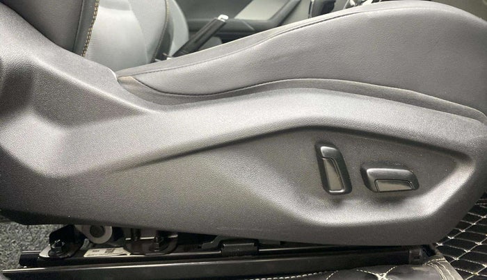 2024 Skoda KUSHAQ STYLE 1.5L TSI DSG (6 AIRBAGS), Petrol, Automatic, 8,891 km, Driver Side Adjustment Panel