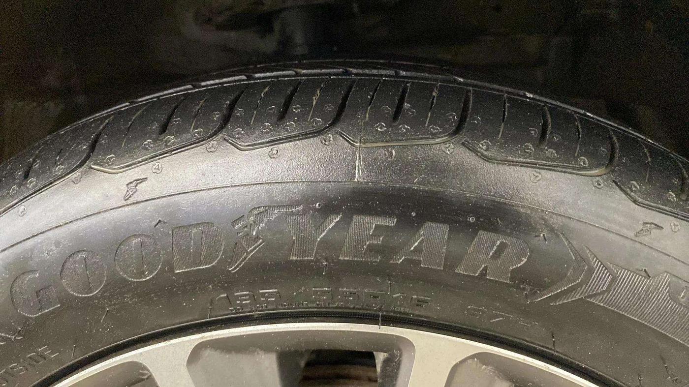 2020 Maruti Ciaz ALPHA  AT 1.5 SHVS PETROL, Petrol, Automatic, 64,778 km, Right Front Tyre Tread
