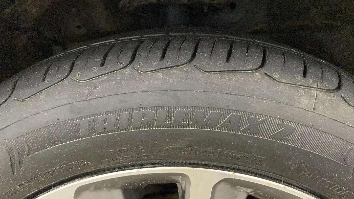 2020 Maruti Ciaz ALPHA  AT 1.5 SHVS PETROL, Petrol, Automatic, 64,778 km, Left Front Tyre Tread