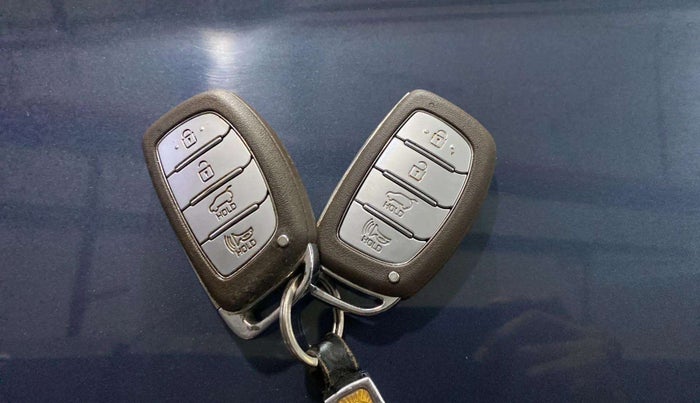 2019 Hyundai VENUE SX 1.0 (O) TURBO DUAL TONE, Petrol, Manual, 47,219 km, Key Close Up