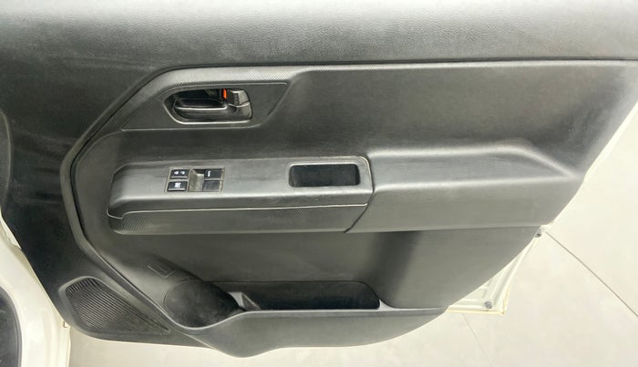 2021 Maruti New Wagon-R LXI CNG 1.0 L, CNG, Manual, 33,652 km, Driver Side Door Panels Control