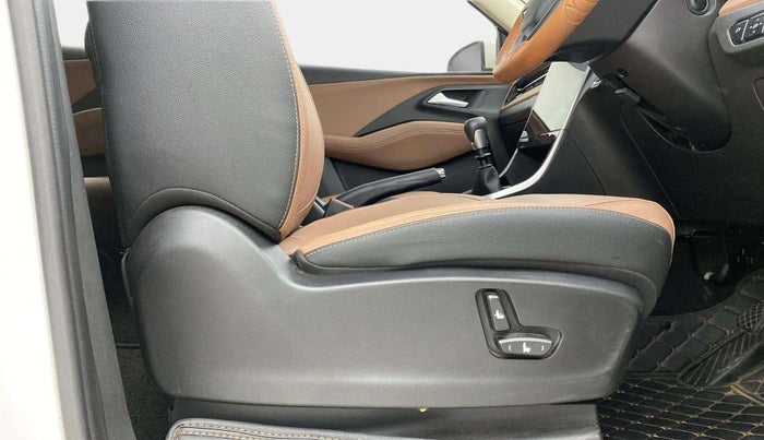 2023 MG HECTOR PLUS SHARP PRO 1.5 TURBO MT 7 STR, Petrol, Manual, 12,519 km, Driver Side Adjustment Panel