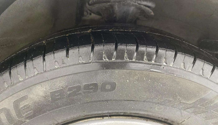 2015 Hyundai i10 MAGNA 1.1, CNG, Manual, 1,23,973 km, Right Front Tyre Tread