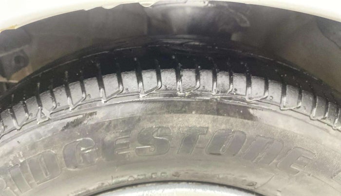 2015 Hyundai i10 MAGNA 1.1, CNG, Manual, 1,23,973 km, Left Front Tyre Tread