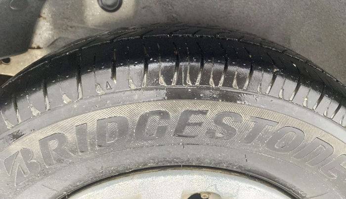 2015 Hyundai i10 MAGNA 1.1, CNG, Manual, 1,23,973 km, Right Rear Tyre Tread