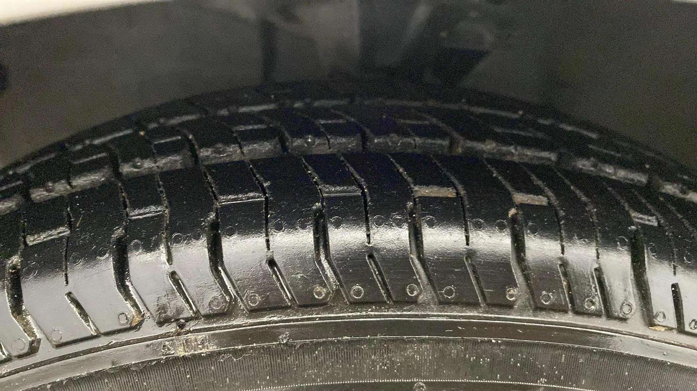2013 Hyundai i10 MAGNA 1.1, Petrol, Manual, 30,307 km, Left Front Tyre Tread