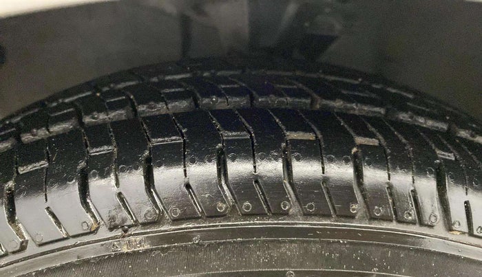 2013 Hyundai i10 MAGNA 1.1, Petrol, Manual, 30,307 km, Left Front Tyre Tread