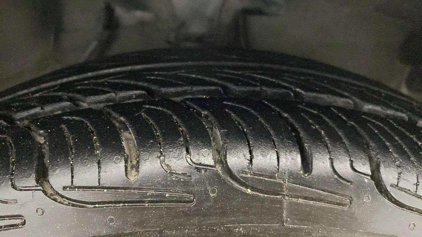 2013 Hyundai i10 MAGNA 1.1, Petrol, Manual, 30,307 km, Right Front Tyre Tread