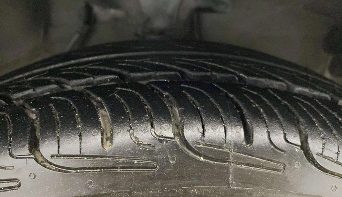 2013 Hyundai i10 MAGNA 1.1, Petrol, Manual, 30,307 km, Right Front Tyre Tread