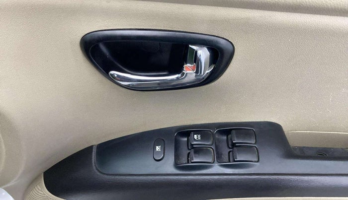 2013 Hyundai i10 MAGNA 1.1, Petrol, Manual, 30,307 km, Driver Side Door Panels Control