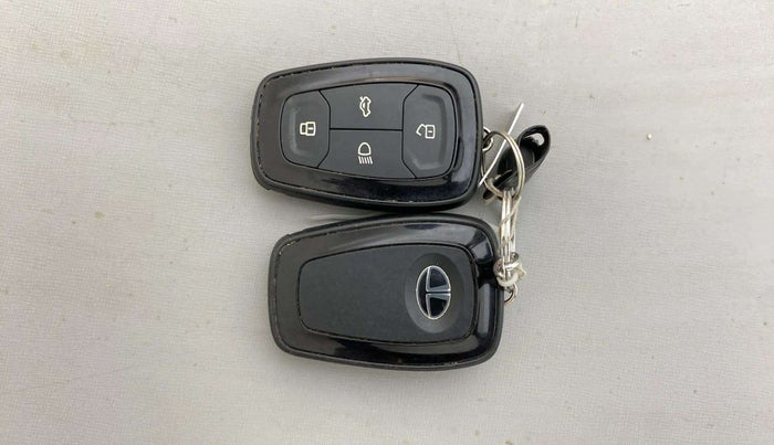 2022 Tata PUNCH ACCOMPLISHED MT, Petrol, Manual, 32,321 km, Key Close Up