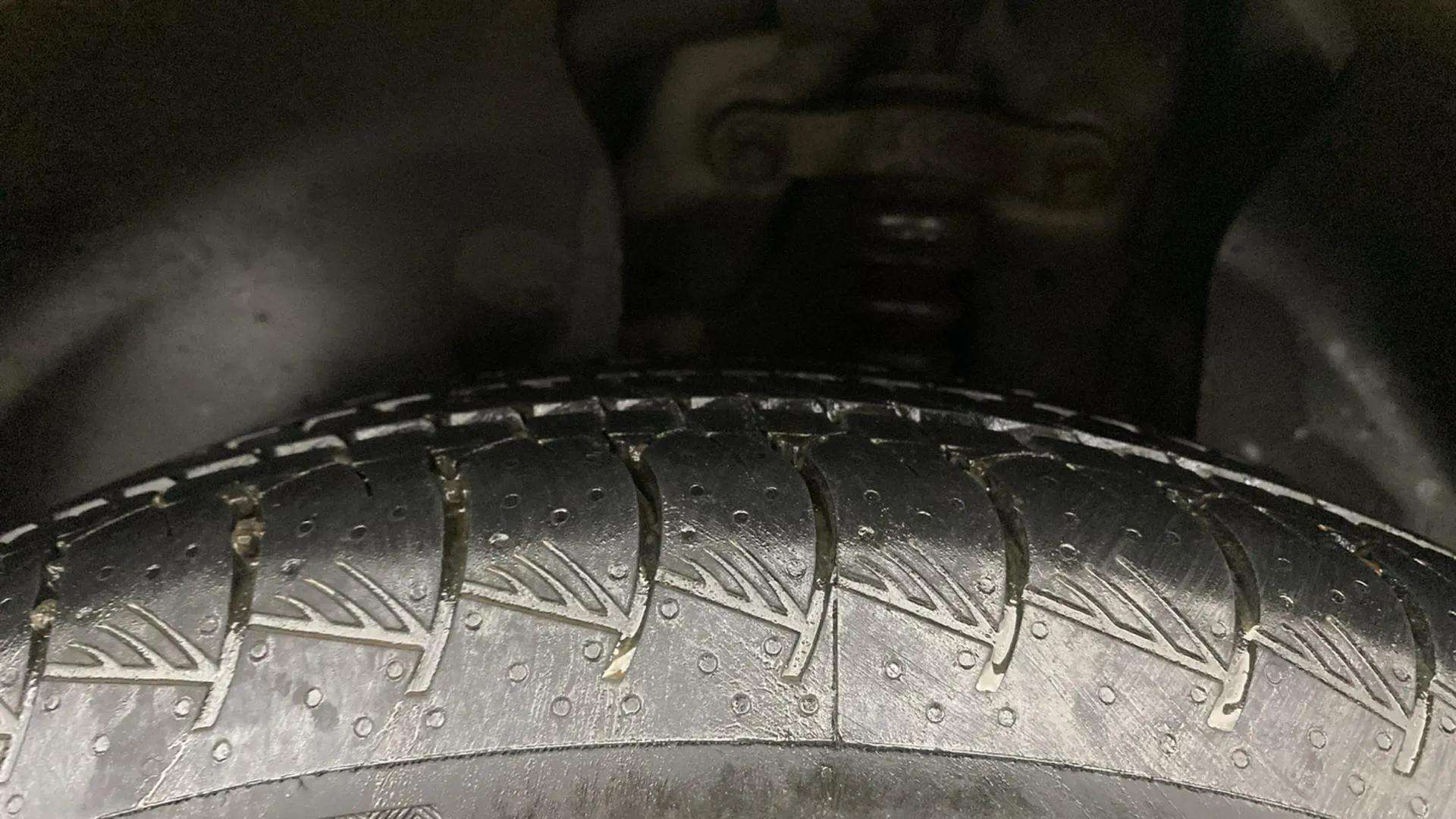 LHS-Rear-Tyre-Tread-21