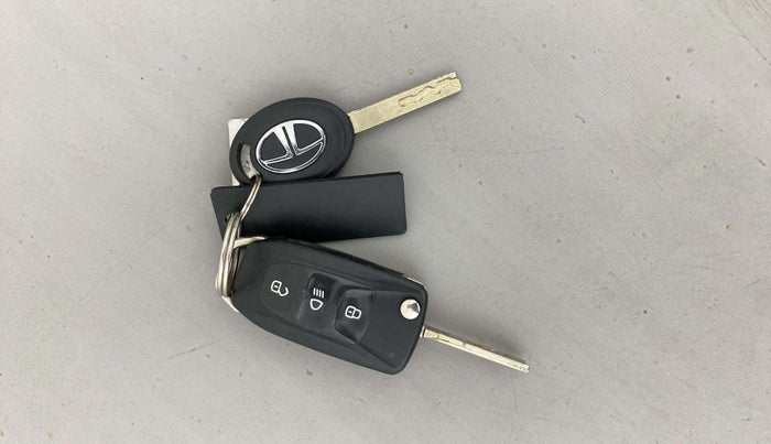 2018 Tata NEXON XM PETROL, Petrol, Manual, 53,112 km, Key Close Up