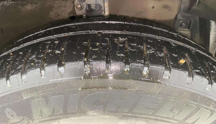 2013 Maruti Swift Dzire VXI, Petrol, Manual, 1,02,229 km, Right Front Tyre Tread