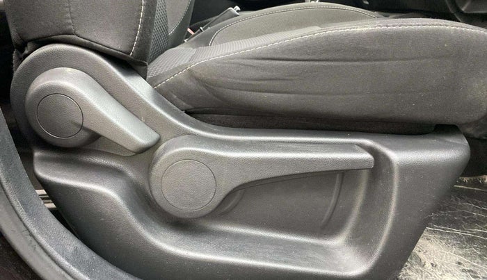 2021 Nissan Kicks XV 1.5, Petrol, Manual, 50,096 km, Driver Side Adjustment Panel