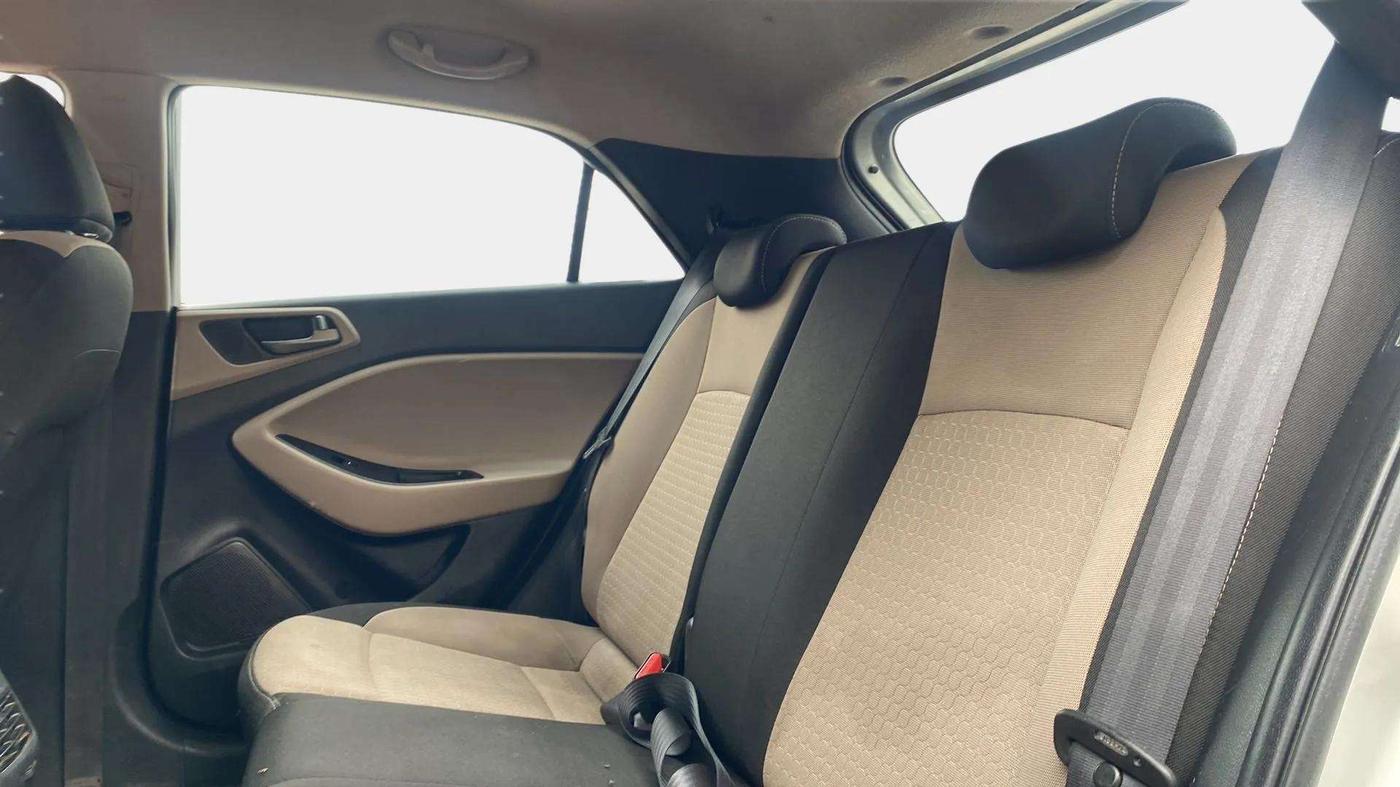 2017 Hyundai Elite i20 ASTA 1.2 (O), Petrol, Manual, 33,199 km, Right Side Rear Door Cabin