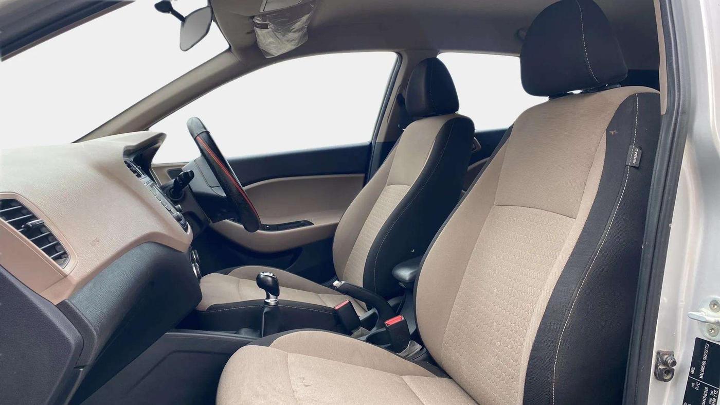 2017 Hyundai Elite i20 ASTA 1.2 (O), Petrol, Manual, 33,199 km, Right Side Front Door Cabin