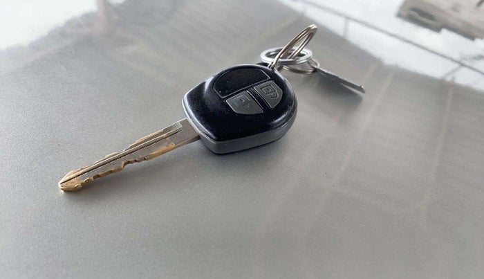 2016 Maruti Swift Dzire VXI, Petrol, Manual, 1,00,294 km, Key Close Up