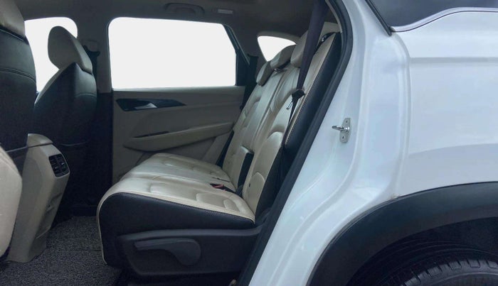 2022 MG HECTOR SHARP 1.5 CVT PETROL DUAL TONE, Petrol, Automatic, 31,172 km, Right Side Rear Door Cabin