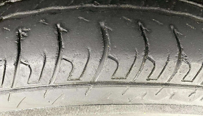 2016 Maruti Swift VDI, Diesel, Manual, 1,20,456 km, Right Front Tyre Tread