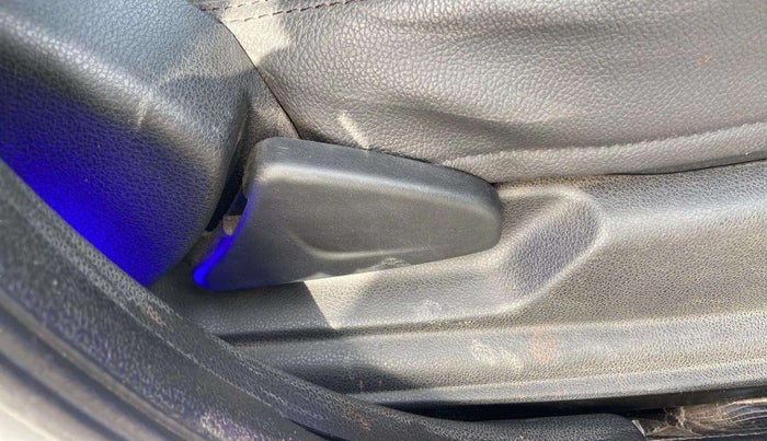 2022 Renault Kwid RXL 0.8 (O), Petrol, Manual, 13,087 km, Driver Side Adjustment Panel