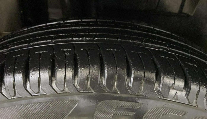 2017 Maruti Dzire VXI, Petrol, Manual, 13,476 km, Right Rear Tyre Tread