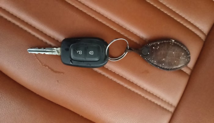 2019 Renault Duster RXE PETROL, Petrol, Manual, 30,362 km, Key Close Up