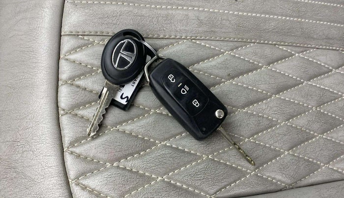 2017 Tata Tiago XZ PETROL, CNG, Manual, 71,713 km, Key Close Up
