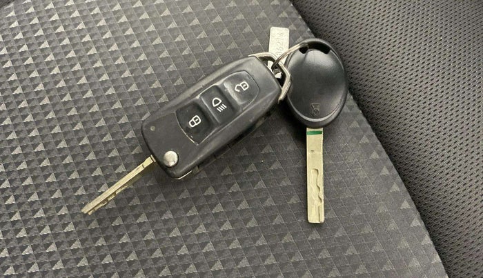 2019 Tata Tiago XZ PETROL, CNG, Manual, 73,885 km, Key Close Up