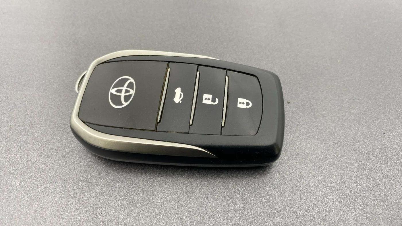 2015 Toyota Camry HYBRID, Hybrid, Automatic, 49,903 km, Key Close Up