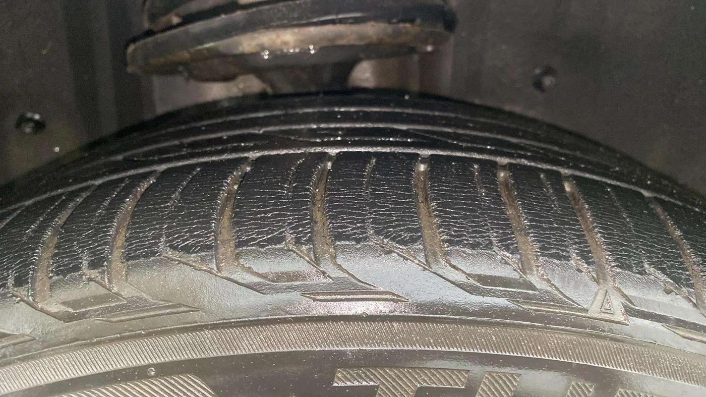 2015 Toyota Camry HYBRID, Hybrid, Automatic, 49,903 km, Right Rear Tyre Tread