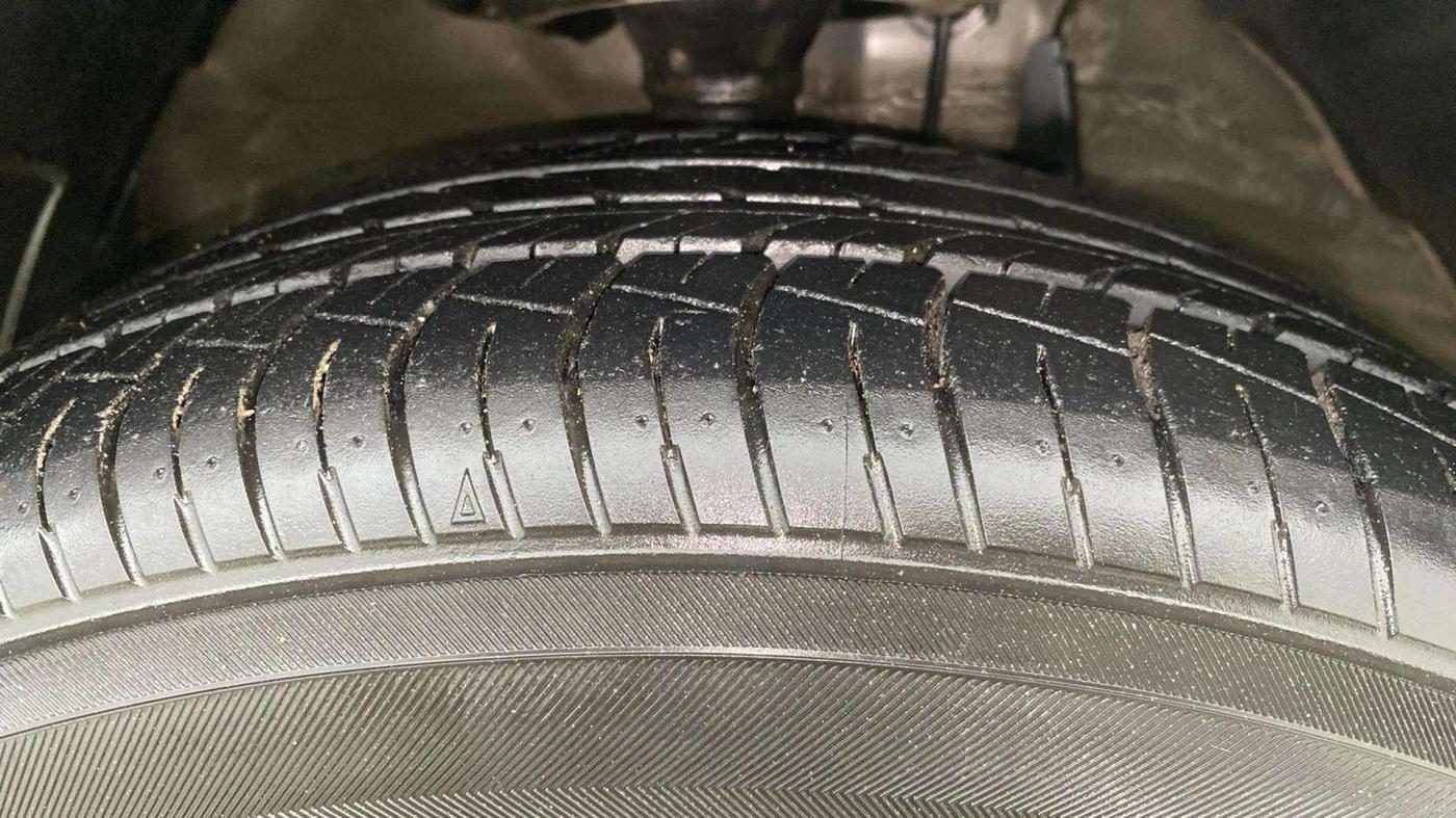 2015 Toyota Camry HYBRID, Hybrid, Automatic, 49,903 km, Right Front Tyre Tread