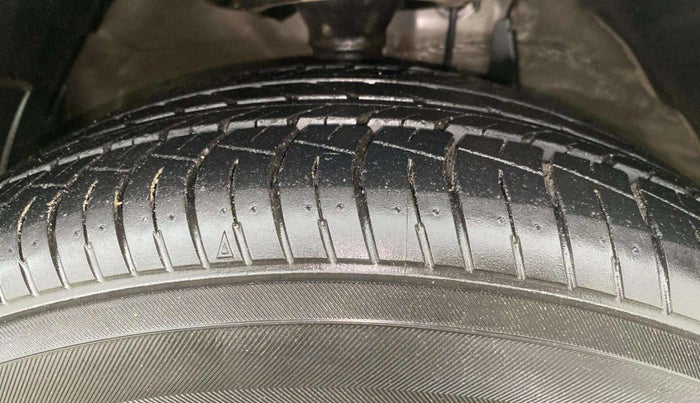 2015 Toyota Camry HYBRID, Hybrid, Automatic, 49,440 km, Right Front Tyre Tread