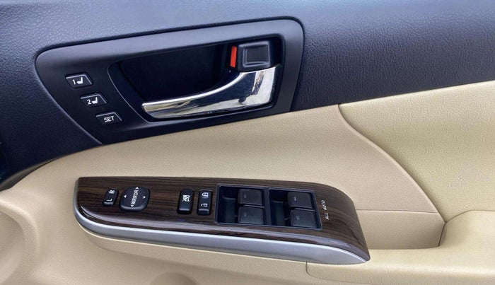 2015 Toyota Camry HYBRID, Hybrid, Automatic, 49,440 km, Driver Side Door Panels Control
