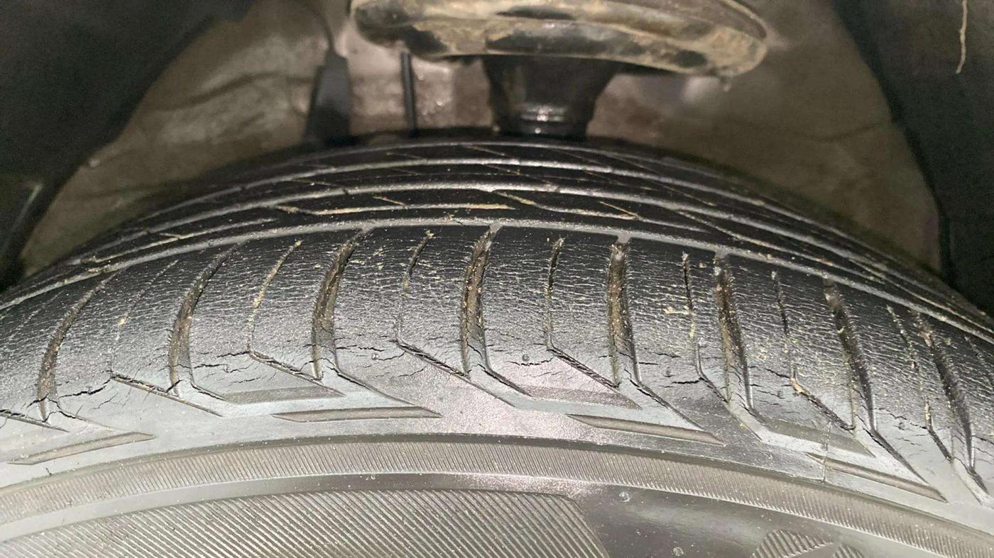 2015 Toyota Camry HYBRID, Hybrid, Automatic, 49,903 km, Left Front Tyre Tread