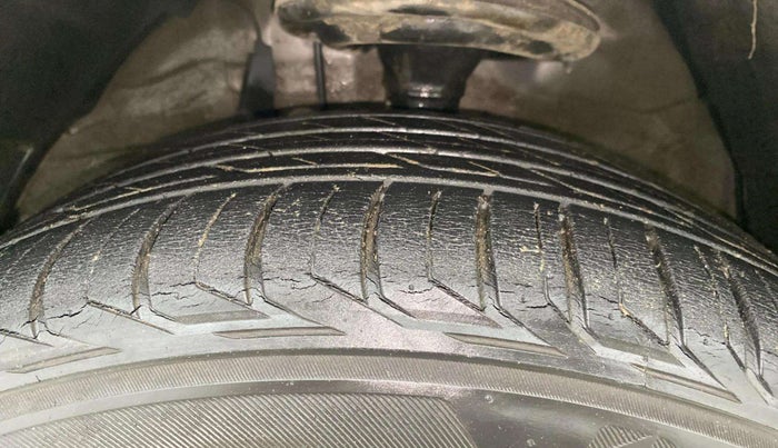2015 Toyota Camry HYBRID, Hybrid, Automatic, 49,440 km, Left Front Tyre Tread