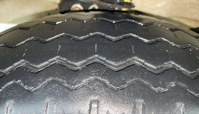 2022 Maruti Eeco 5 STR AC (O), Petrol, Manual, 26,075 km, Left Front Tyre Tread