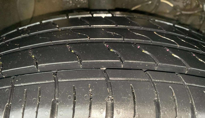 2020 Maruti Vitara Brezza LXI, Petrol, Manual, 64,648 km, Right Front Tyre Tread