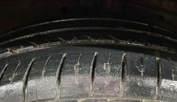 2016 Maruti Ciaz VXI (O), Petrol, Manual, 61,267 km, Right Front Tyre Tread