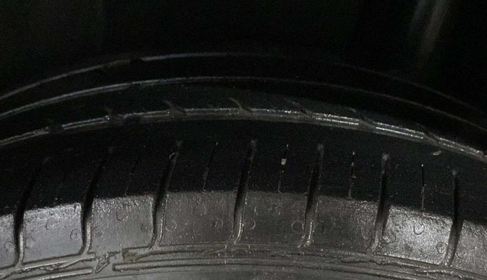 2016 Maruti Ciaz VXI (O), Petrol, Manual, 61,267 km, Left Rear Tyre Tread