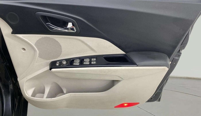 2019 Mahindra XUV300 W8 1.5 DIESEL, Diesel, Manual, 77,235 km, Driver Side Door Panels Control