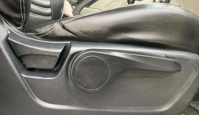 2019 Mahindra XUV300 W8 1.5 DIESEL, Diesel, Manual, 77,235 km, Driver Side Adjustment Panel