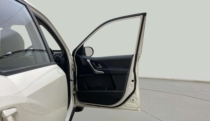 2021 Mahindra XUV500 W7, Diesel, Manual, 55,175 km, RHS Front Door