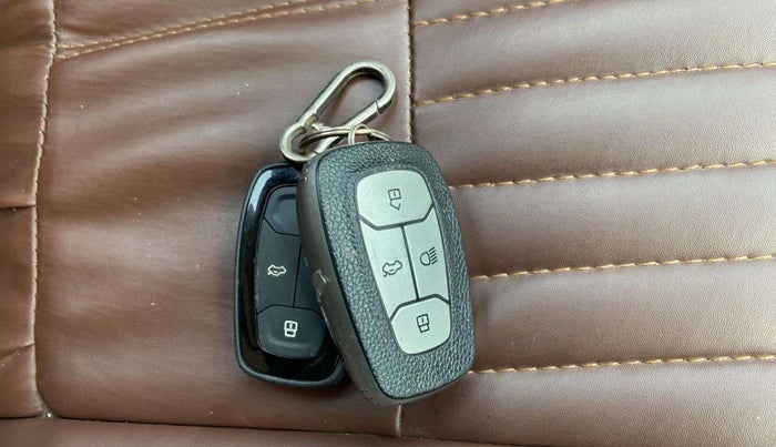 2024 Tata ALTROZ XZ CNG, CNG, Manual, 30,784 km, Key Close Up